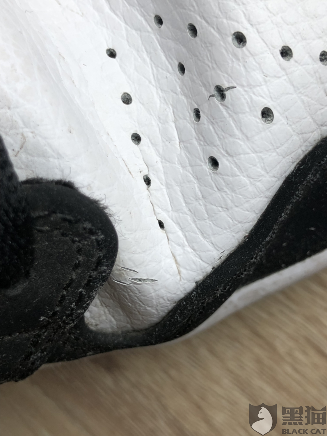 向黑猫投诉平台反映:"12月19号买的鞋12月25号开始穿的,5号发现鞋断面