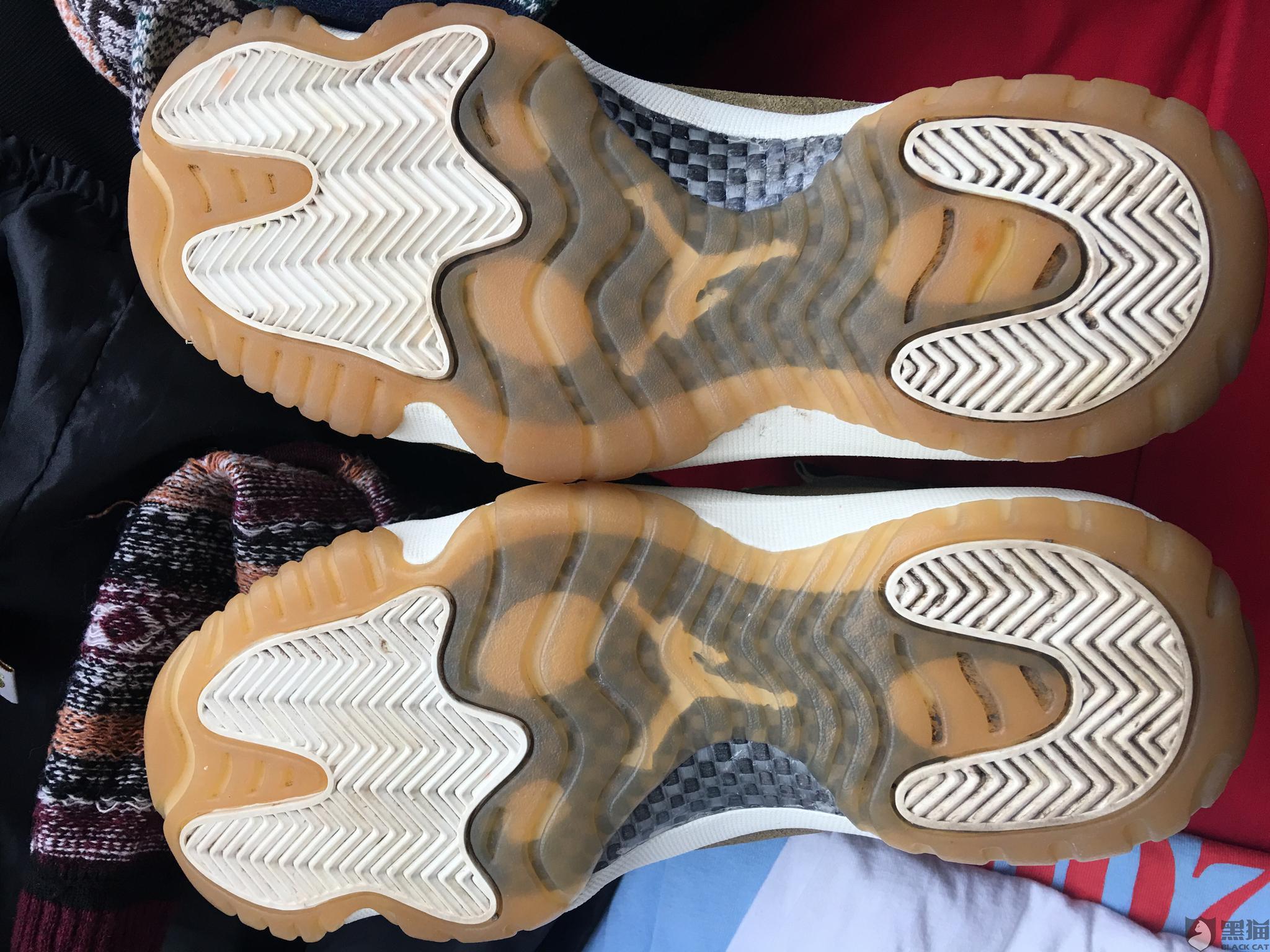 黑猫投诉买来我没注意穿着走发现大小不一致鞋子中底有明显差距