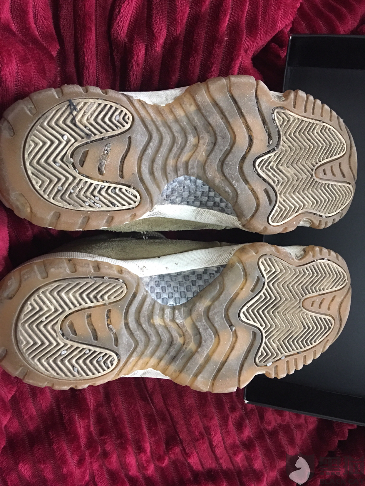 黑猫投诉买来我没注意穿着走发现大小不一致鞋子中底有明显差距