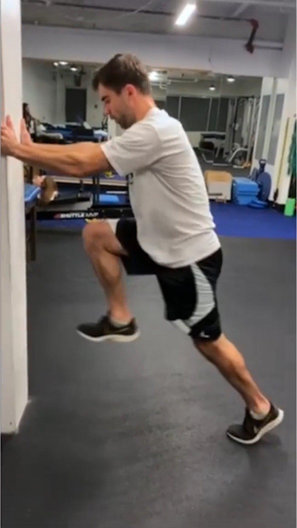 扶墙高抬腿——恢复跑步训练