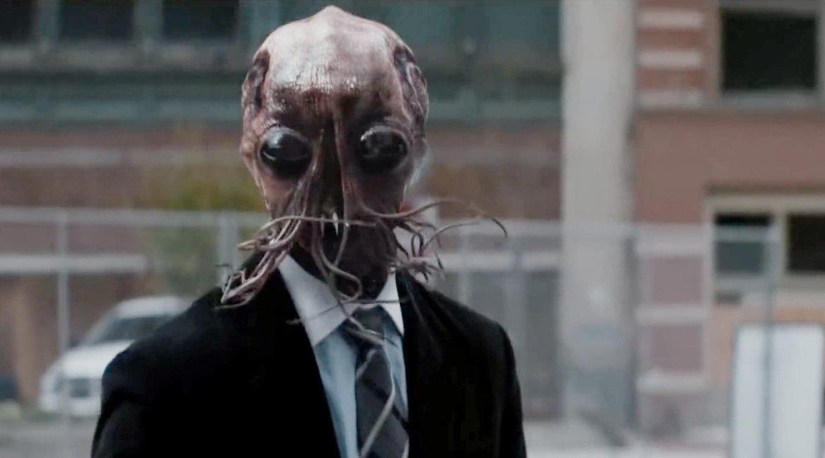 科幻短片《企业之魔》美国白领失业后,发现世界都是鱿鱼怪