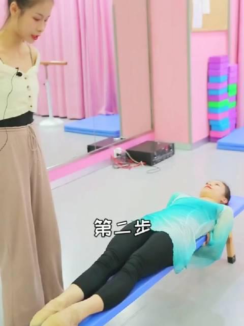 横叉的另一种训练方式,老虎凳上撕横叉,你能做到第几步?|中国舞_新浪新闻