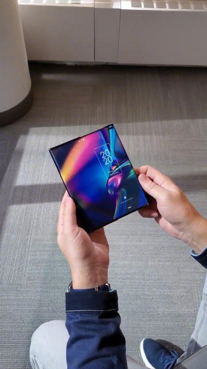 tcl「抽拉式柔性屏」概念手机模型展示视频