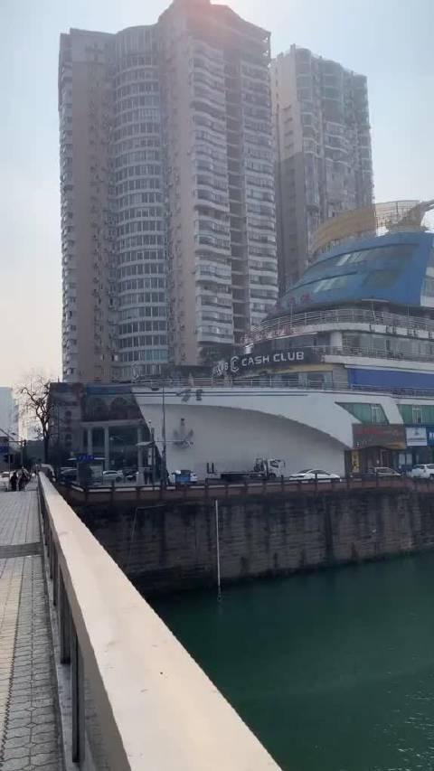 成都老南门大桥上这台航空母舰,是多少人的青春啊……你去过吗