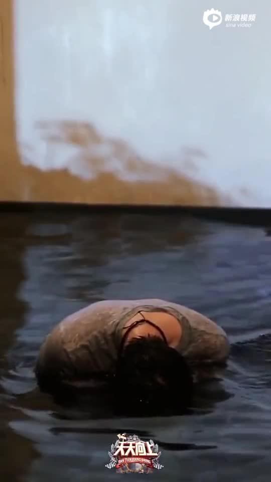 王一博现场展示水下憋气出水撩湿发帅气可爱