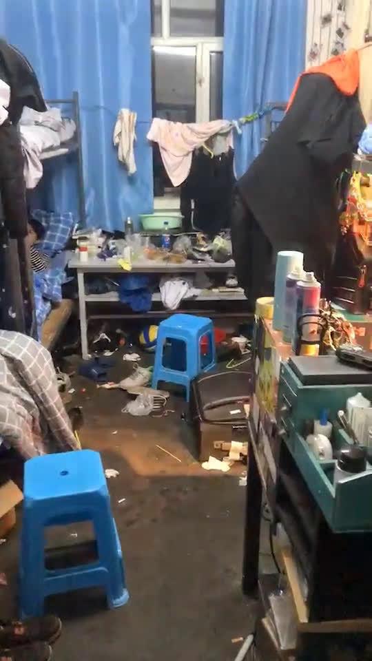 大学生的男生宿舍还是挺精致的嘛!