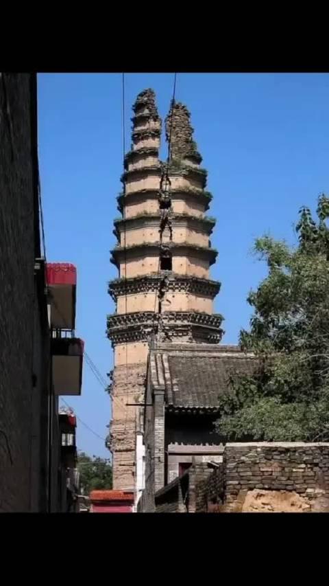 山西运城安邑太平兴国寺塔修复,硬是把中间裂开的塔给"粘"到一块