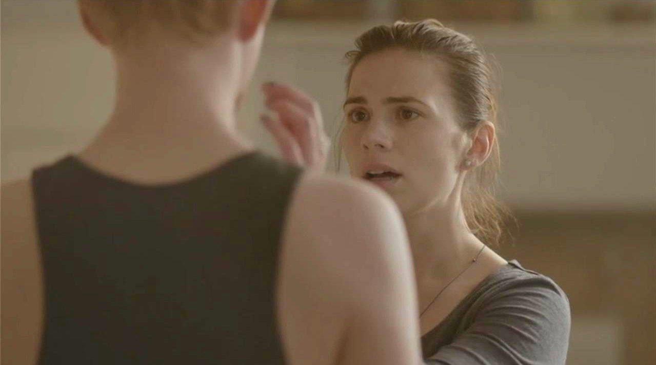 《黑镜》之《马上回来》男友意外去世,女友买回一个仿真机器人替代