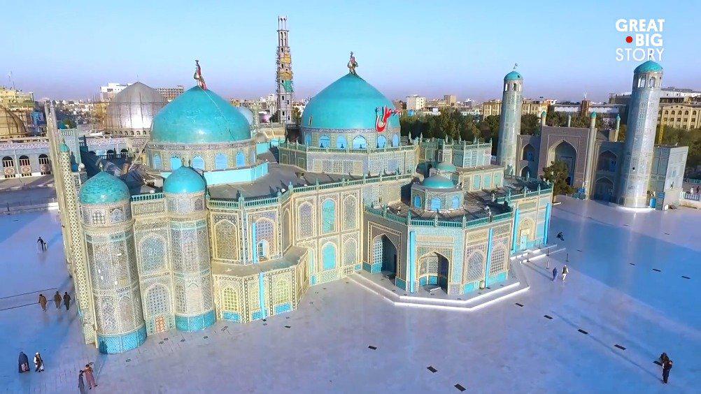 始于12世纪的阿富汗第四大城市马扎里沙里夫"蓝色清真寺"是当地的地