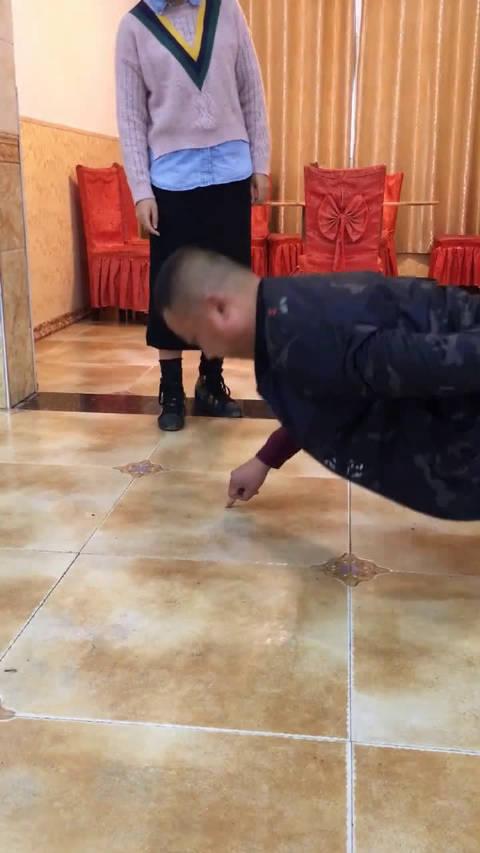 前一刻佩服的五体投地,下一刻笑岔了气