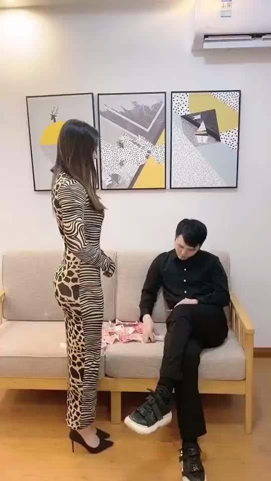 男人骚起来真的没女人什么事儿,看这小屁股扭的