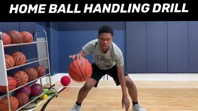 运球基本功训练:3次低手运球 3次过肩运球 10次背后运球