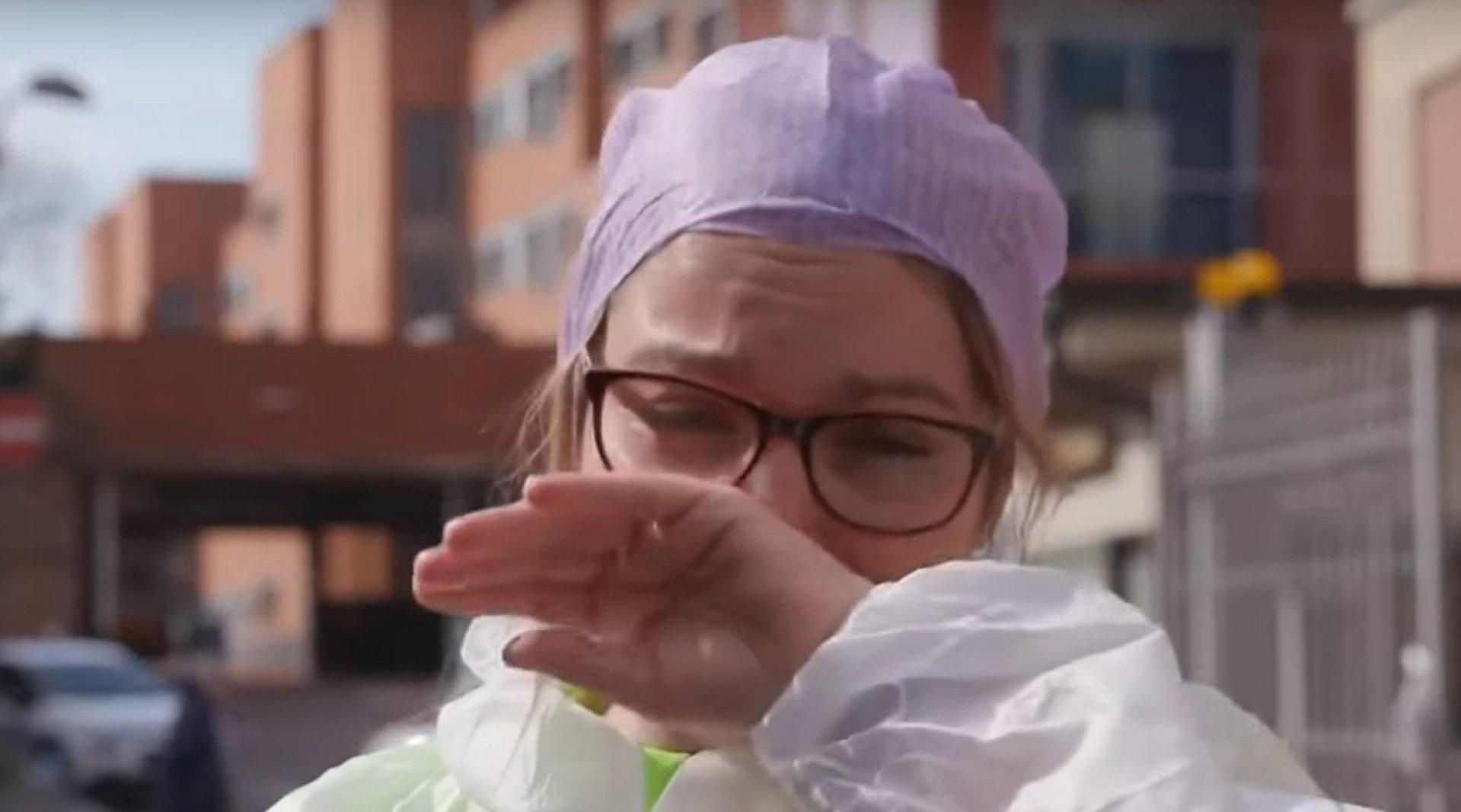 视频意大利疫情告急女护士当场情绪崩溃哭泣眼睁睁看着病人受折磨