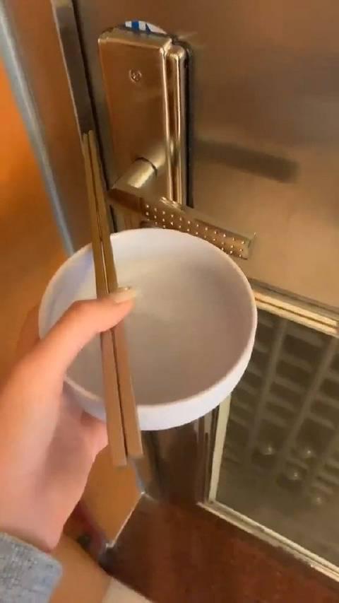 和闺蜜住在同一个小区的好处就是可以自带碗筷随时蹭饭!