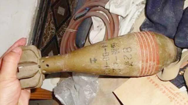 男子抱着两发迫击炮弹送到派出所称自己害怕,民警:我也怕啊