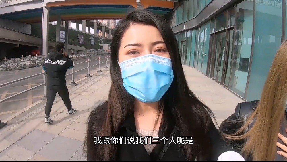 野马娜娜出门还会告别,这点头答应得真熟练