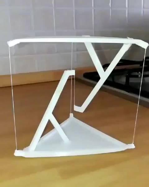 线漂浮3d打印小桌子,你认为它能平衡的站稳吗?你能解释原理吗?