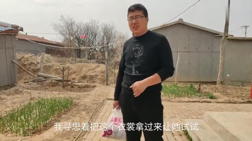 小朱赌气三天了,小凯找小朱陪不是,最后小凯的举动是亮点