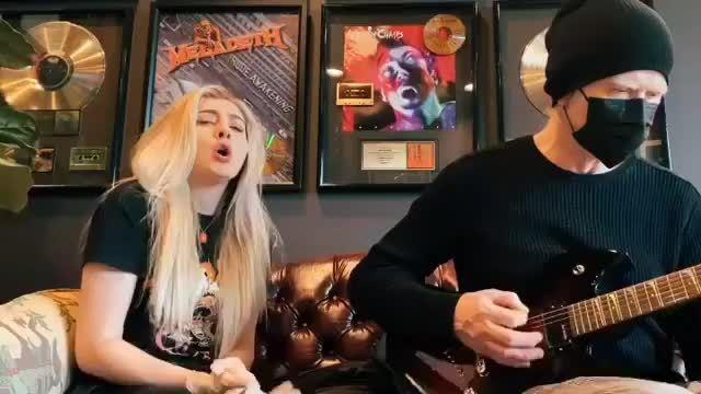 美国 乐团 的dave mustaine和他的21岁女儿electra mustaine在家禁足