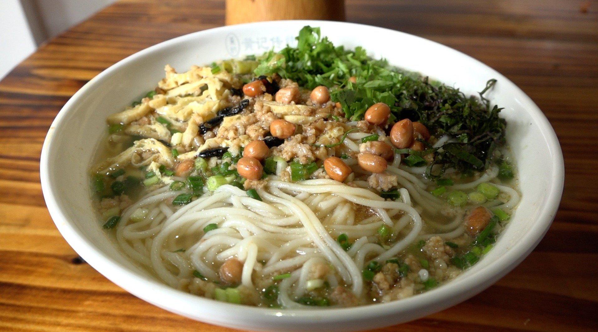 有馊味才正宗!广西 "重口味"生榨米粉:现吃现榨,吃起来微酸开胃