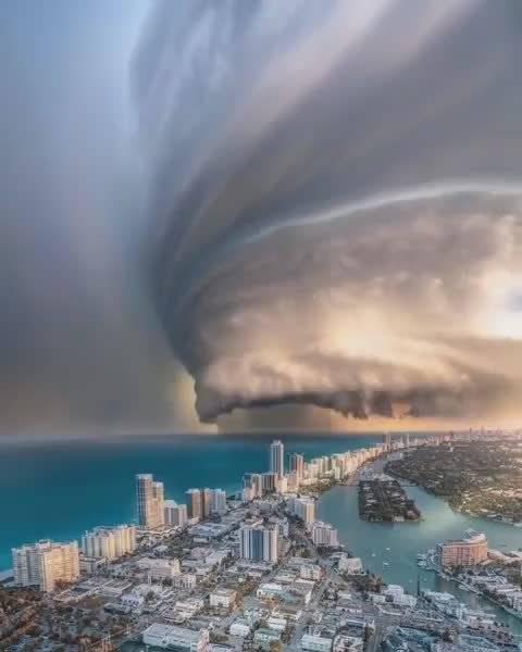 美国国家飓风中心(nhc)宣布