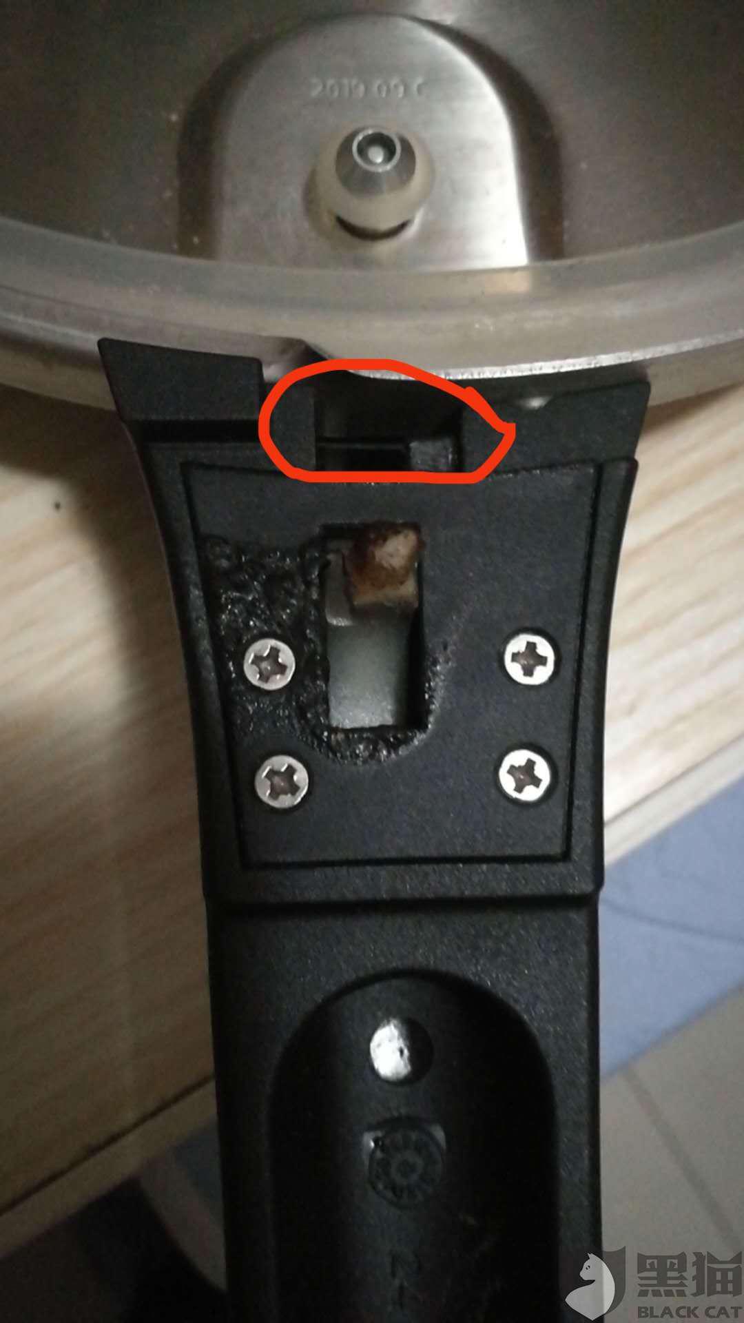 黑猫投诉:苏泊尔高压锅购买不到半年手柄因热气烧坏导致不排气,无法