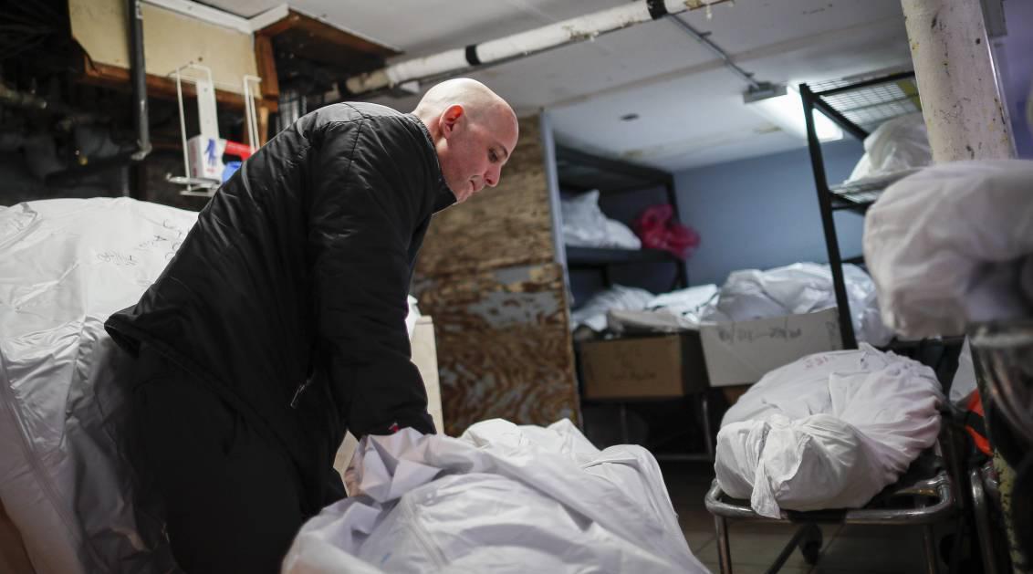 纽约殡仪馆超负荷运转 呼吁政府支援