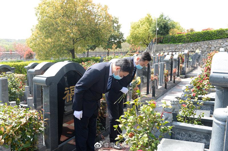 南象山墓园举办集体代祭扫活动