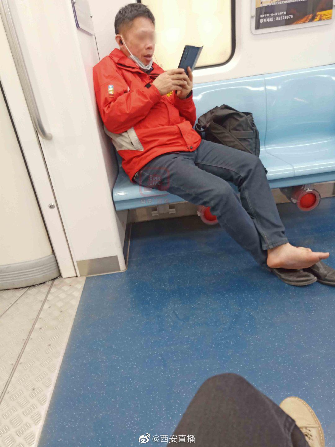 西安地铁里一男子不戴口罩还脱鞋