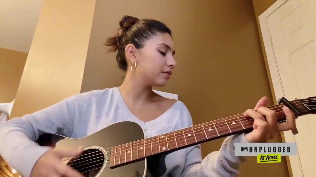 alessia cara在家中表演《rooting for you》《october》和《a