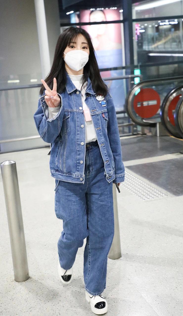 超有看头的女明星机场街拍来袭哪怕依旧是防护主题