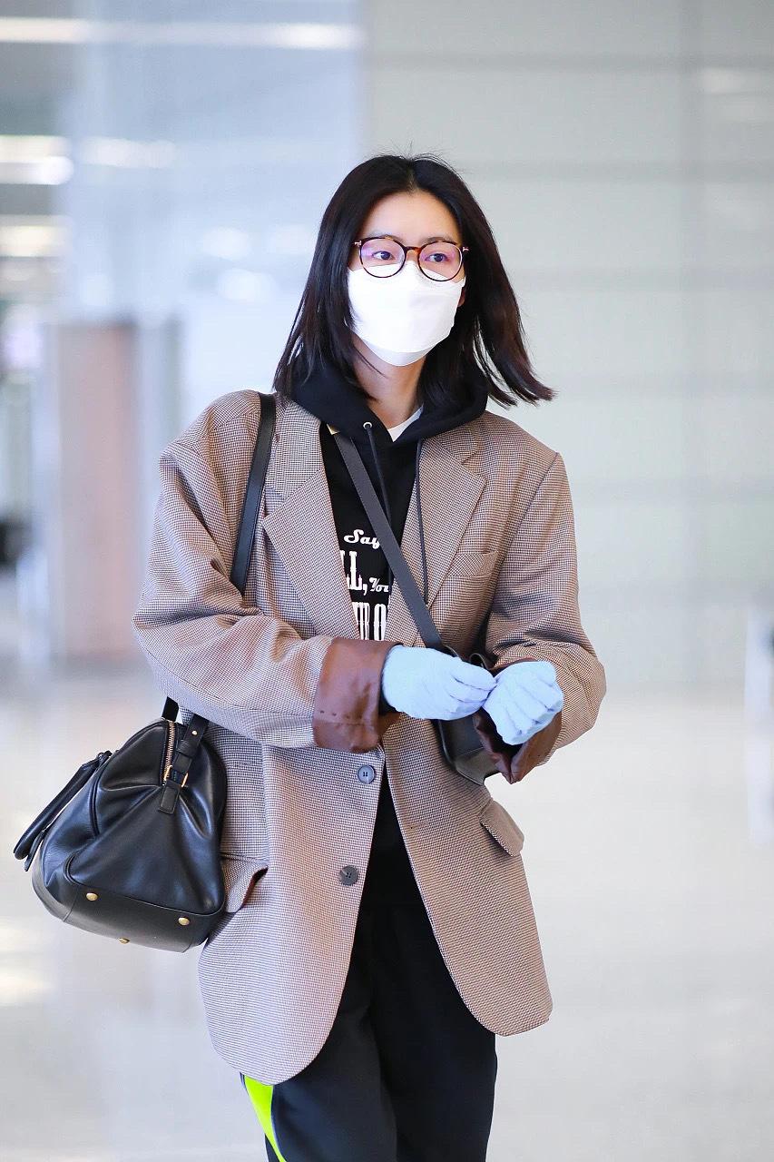 超有看头的女明星机场街拍来袭哪怕依旧是防护主题