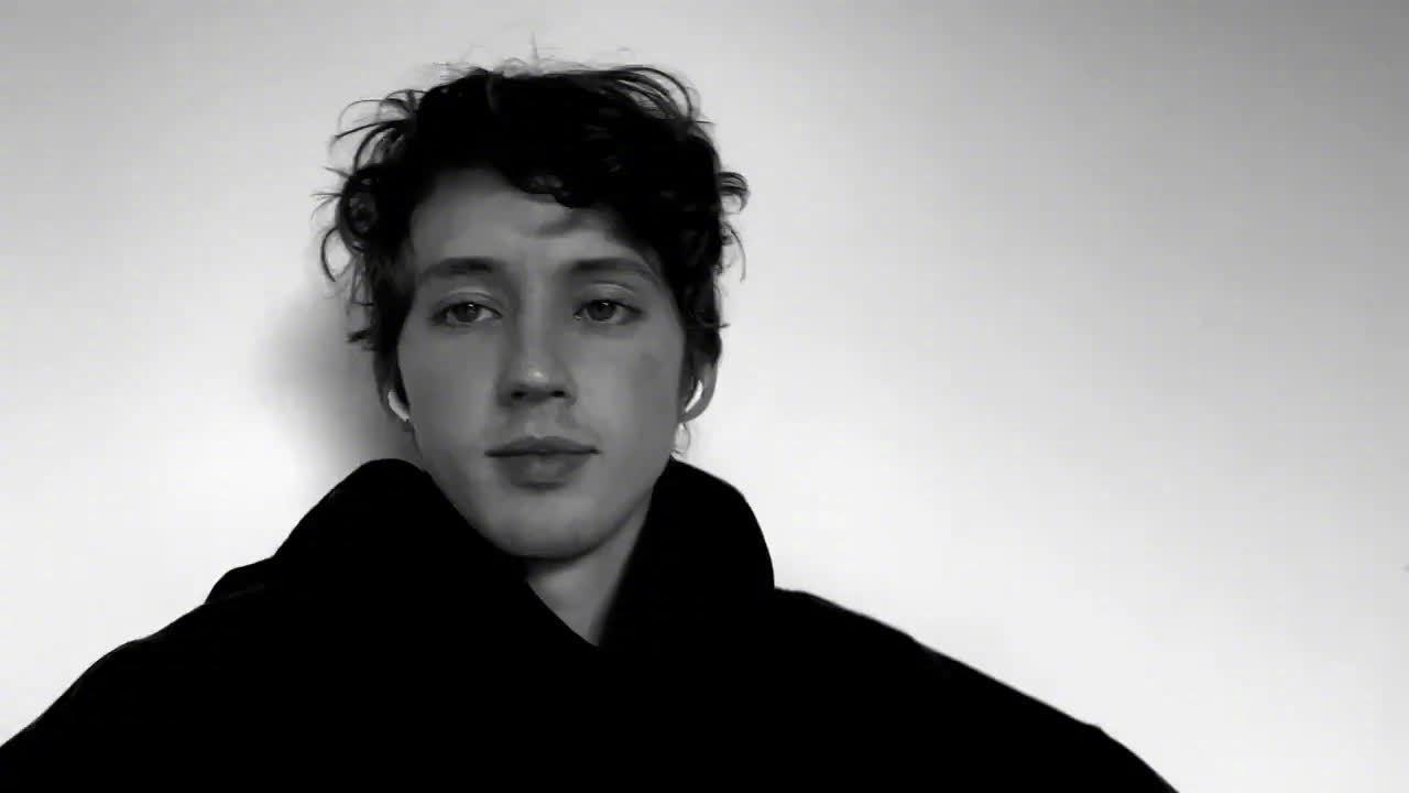 戳爷xa妹! 戳爷troye sivan在推特分享自己跟唱a妹ariana