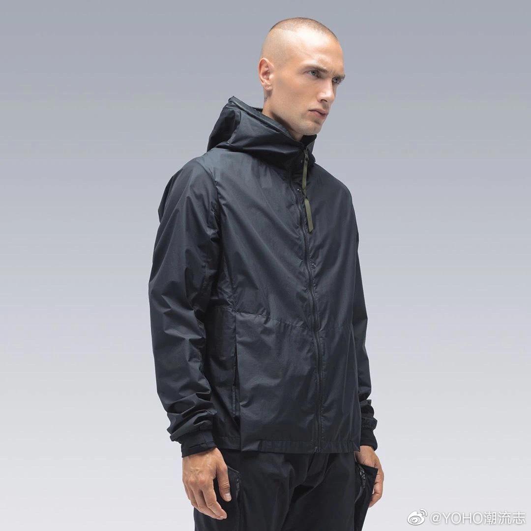 日前errolsonhugh在其个人社交账号上释出品牌acronym03的