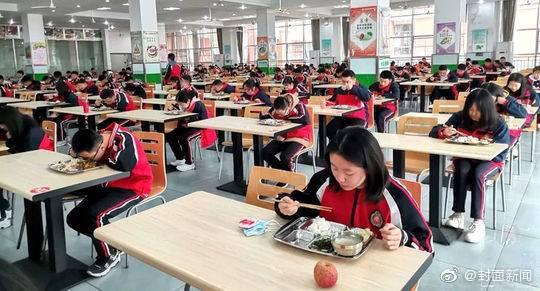 成都初三生返校戴口罩上课食堂吃饭一人一桌