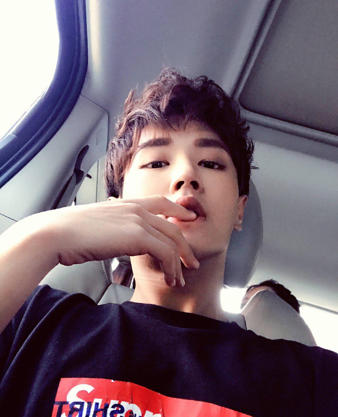 拍照角度千千万直男自拍最致命自拍小王子仰拍技术了得