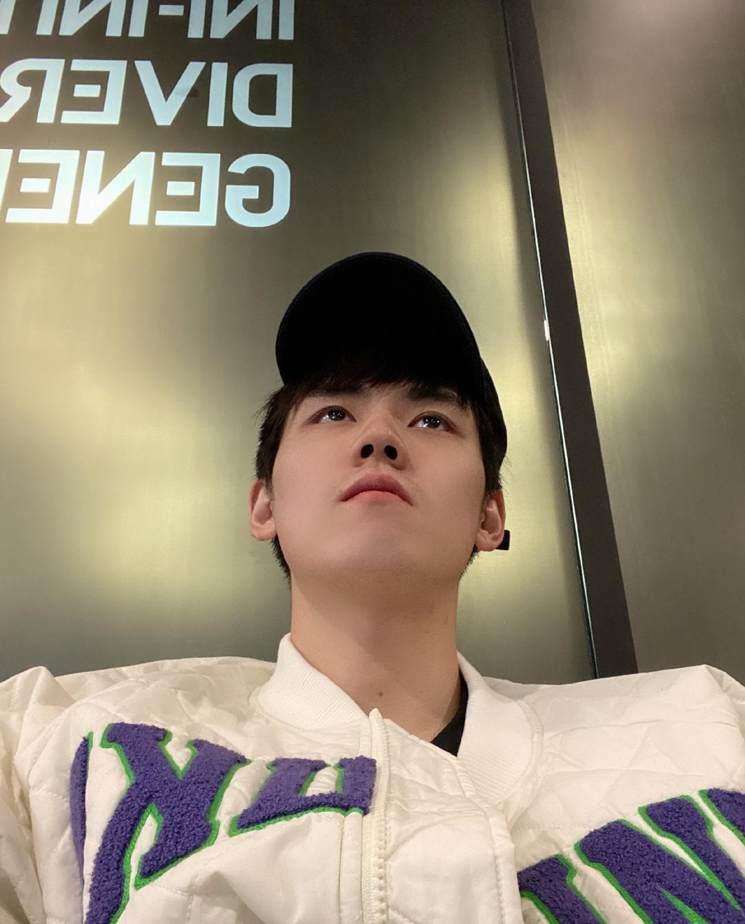 拍照角度千千万直男自拍最致命自拍小王子仰拍技术了得