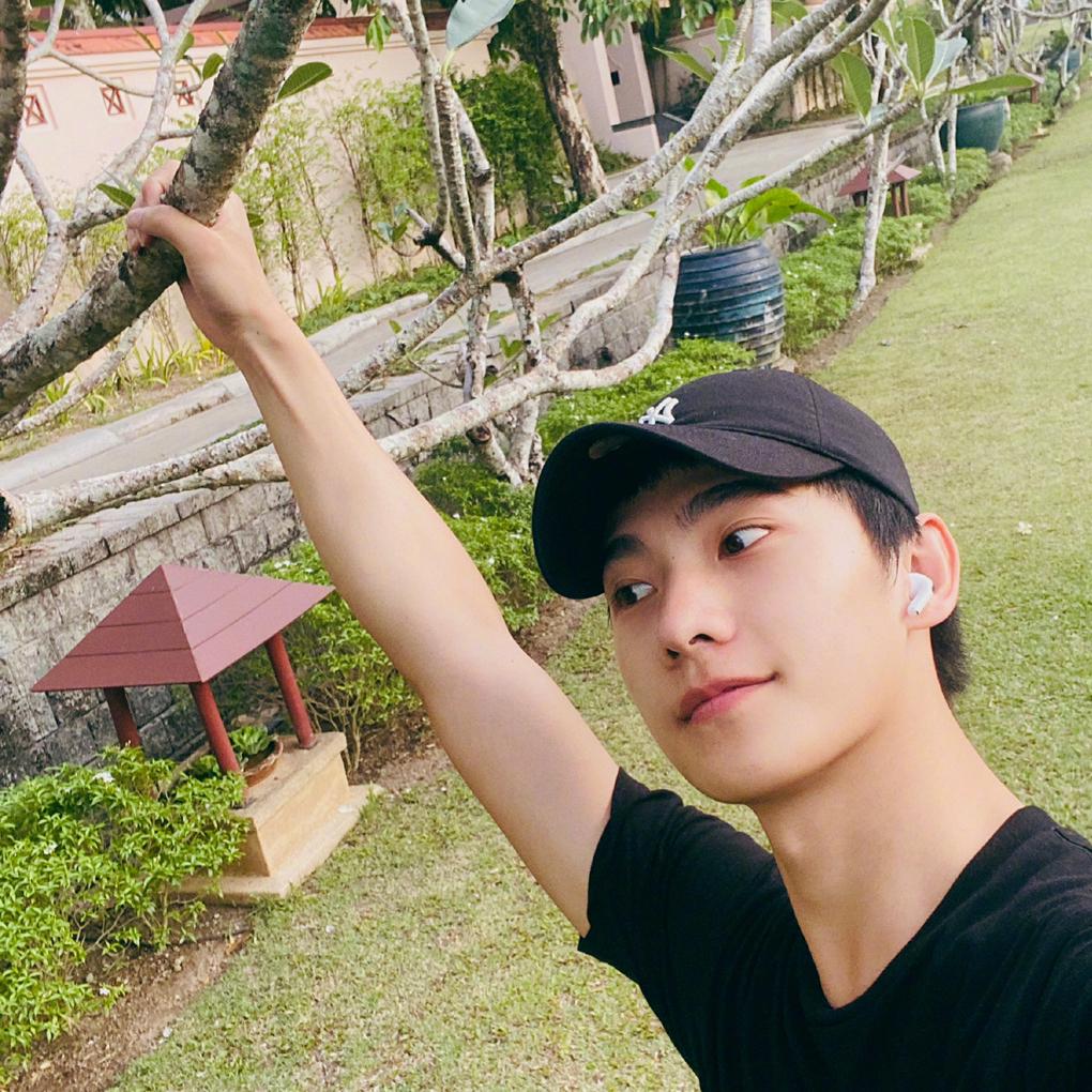 拍照角度千千万,直男自拍最"致命" 自拍小王子仰拍技术了得