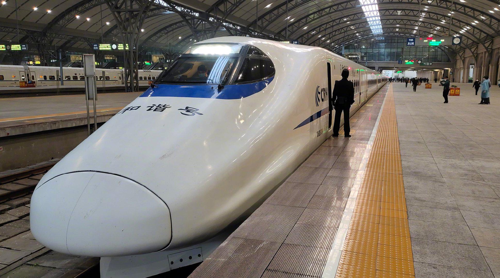 武汉首趟始发列车发车:超60人乘车离汉