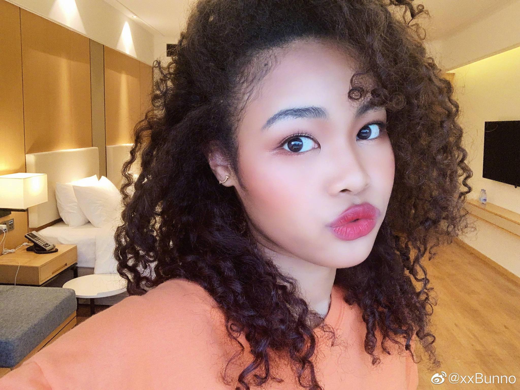 创3中非混血的学员仲菲菲开麦怼有种族歧视的网友