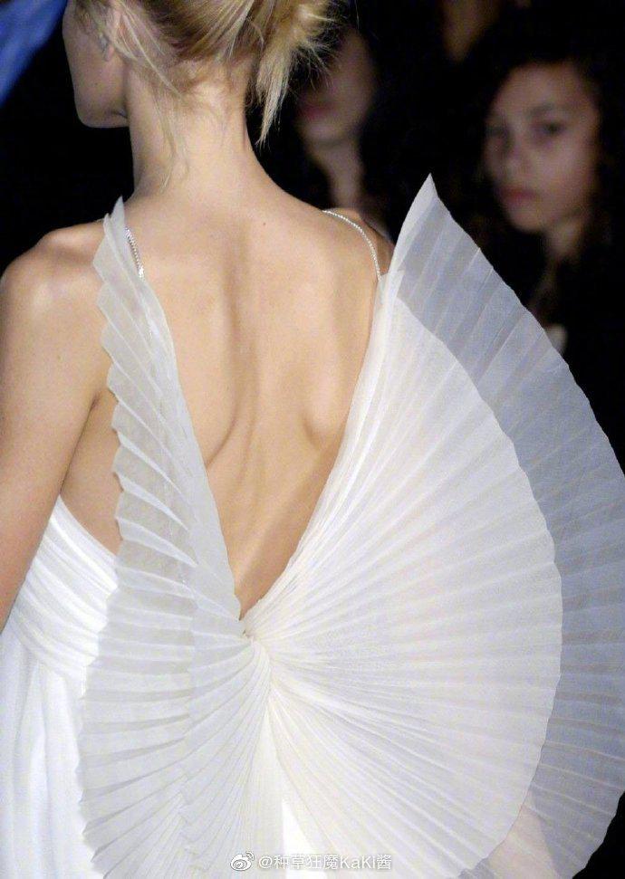 模特的蝴蝶骨才能撑起的天使裙|蝴蝶骨|模特|天使裙_新浪新闻