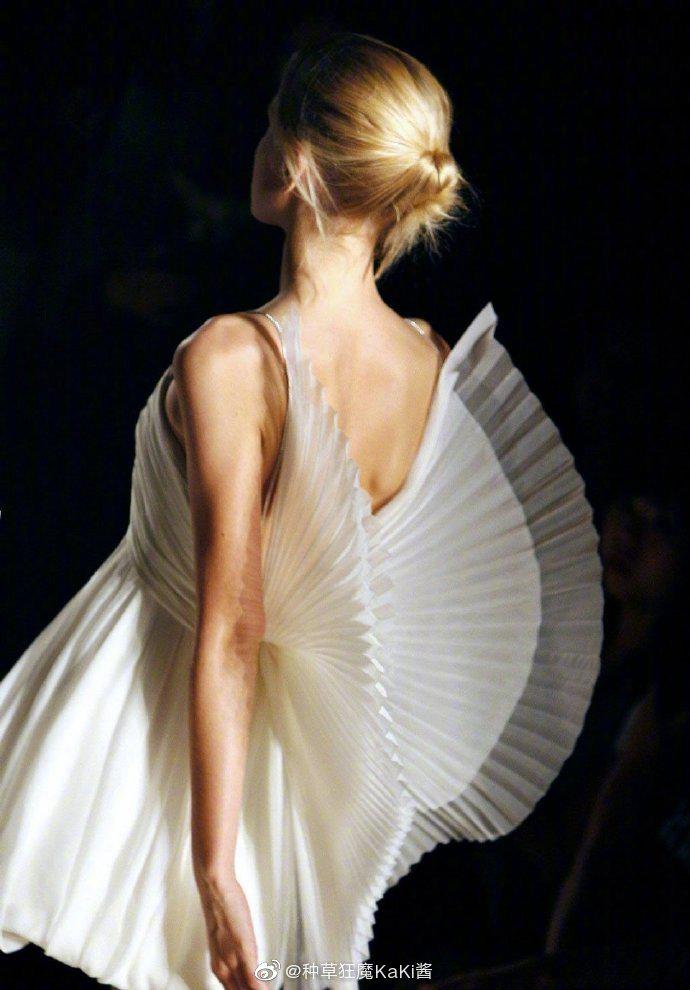 模特的蝴蝶骨才能撑起的天使裙