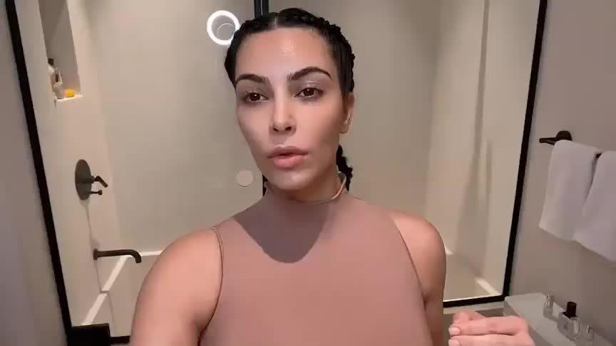 躲在客房卫生间的金·卡戴珊(kim kardashian)拍视频教大家如何