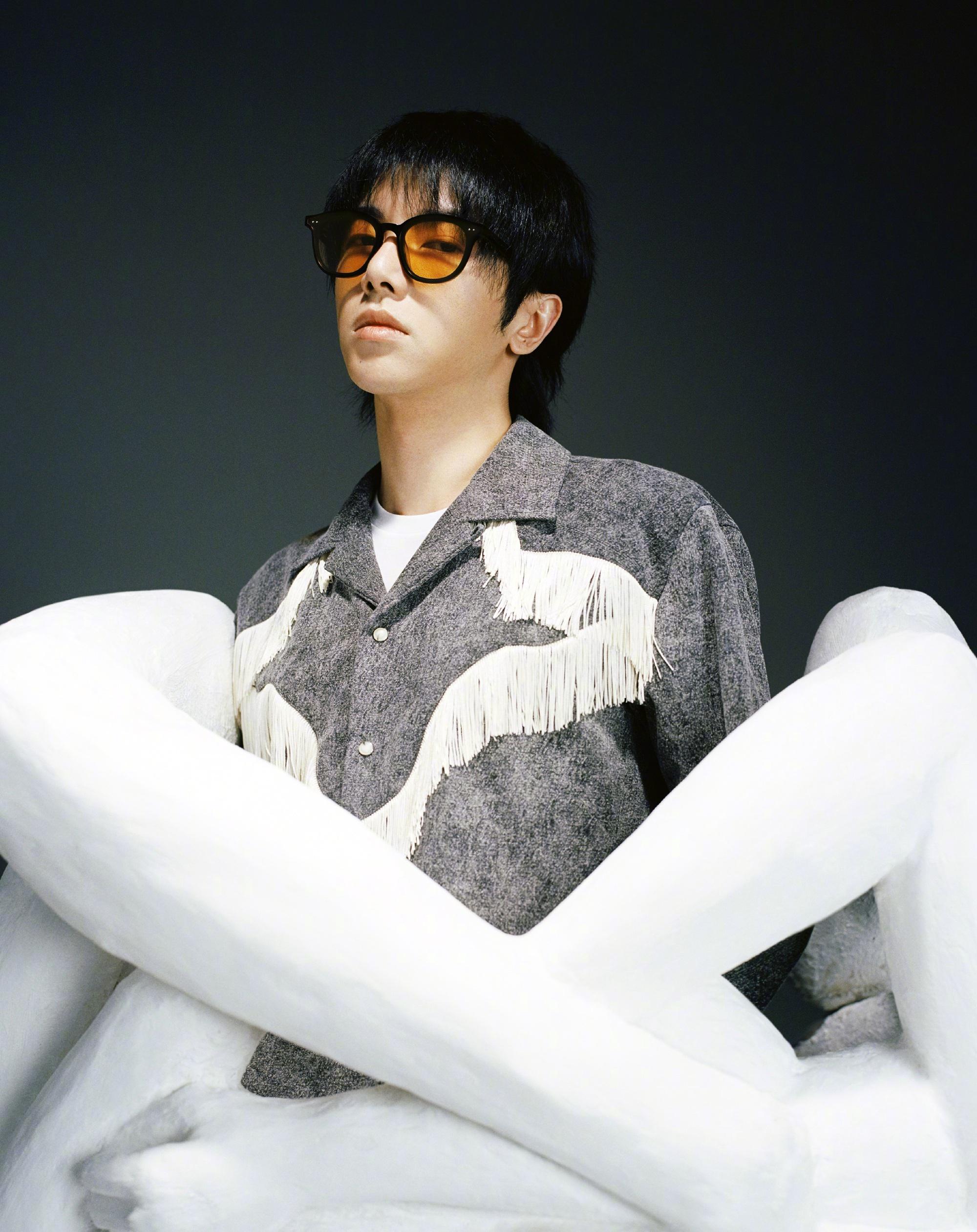 华晨宇新写真衬衫西装白色上衣美术馆风格创意满满