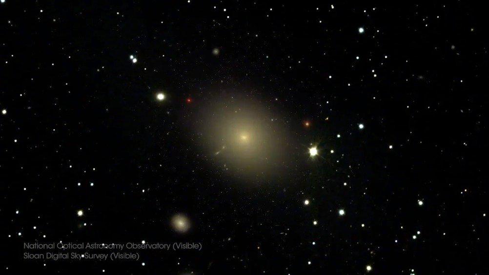 椭圆星系m87,位于室女座,距离我们大约5400万光年