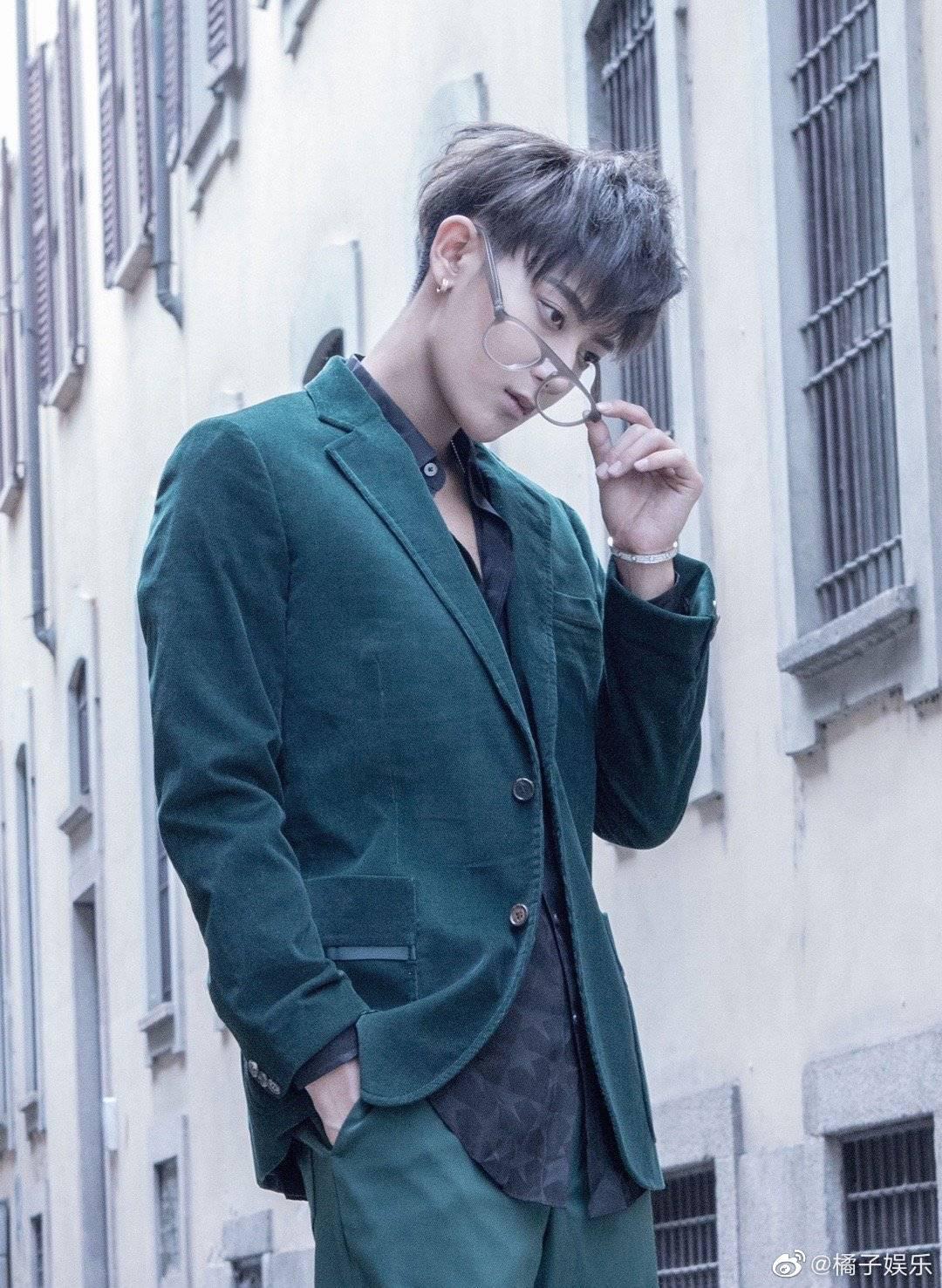 是一戴上眼镜就解锁大佬气质的黄子韬