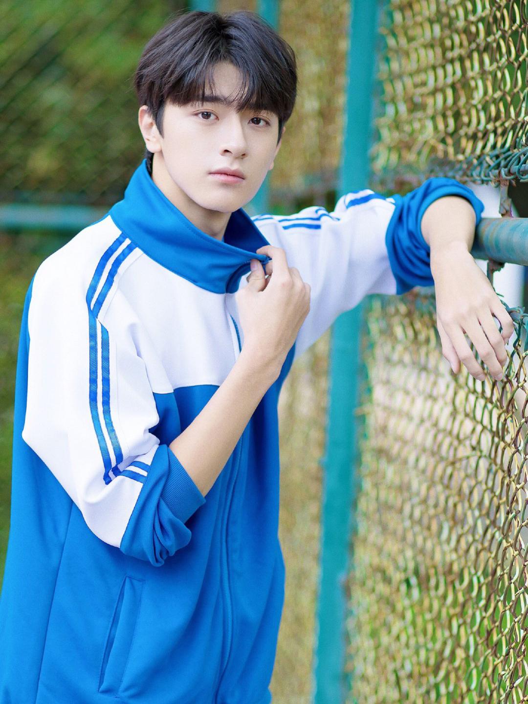 说到穿校服,大家都会很怀念在学校的日子吧~男明星们穿校服