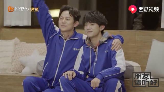 何炅易烊千玺穿同款校服合照,这少年感真的绝了!