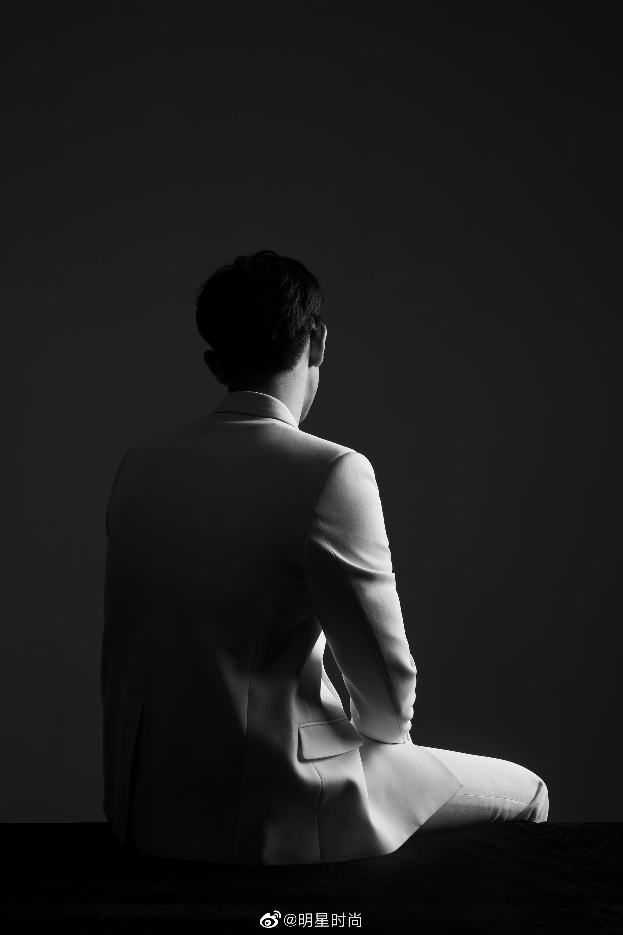 在明暗交错中展现精致背影杀,现男友太帅了!
