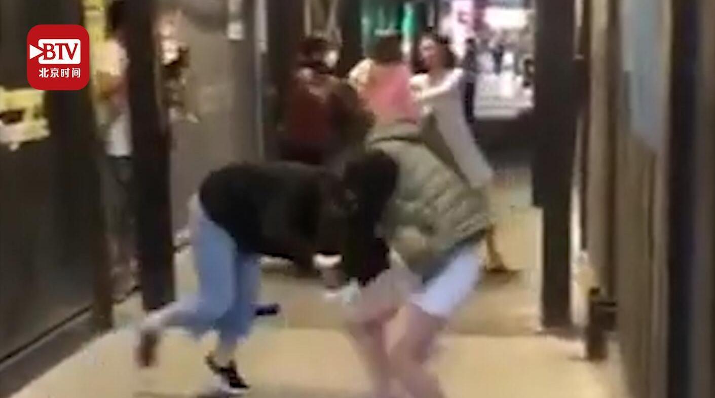 两名中国留澳女生在墨尔本遭无端殴打 一男子趁火打劫偷走AirPods